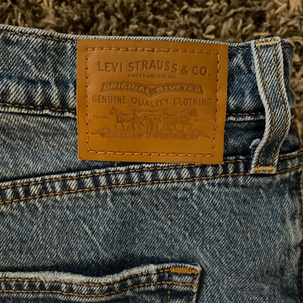 Levi’s Premium Ribcage Stretch - Picture 2 of 9